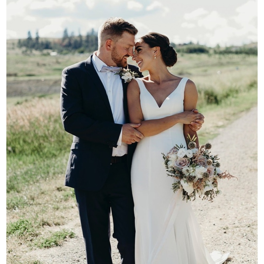 Elegant V-Neck White Wedding Dress - Classic Bridal Gown